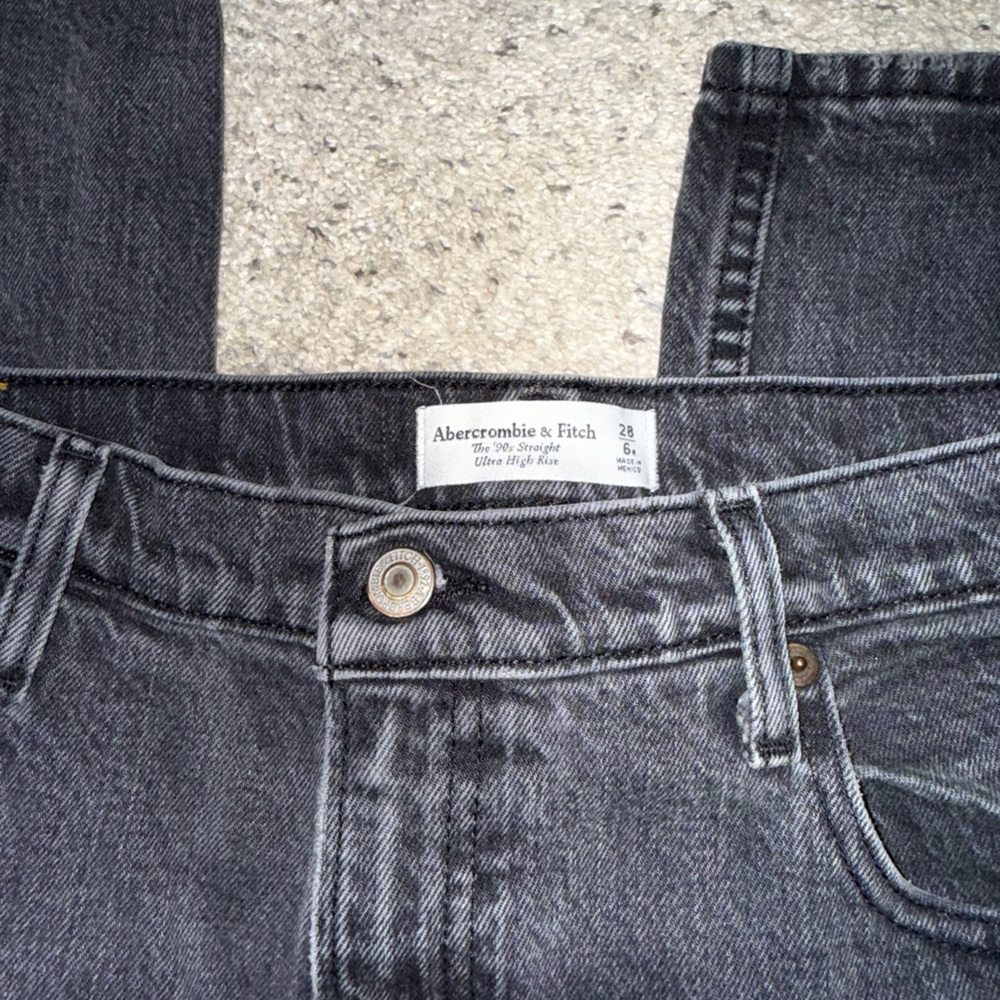 Abercrombie & Fitch Women's Ultra High Rise 90’s Straight Leg Jeans - Picture 5 of 5